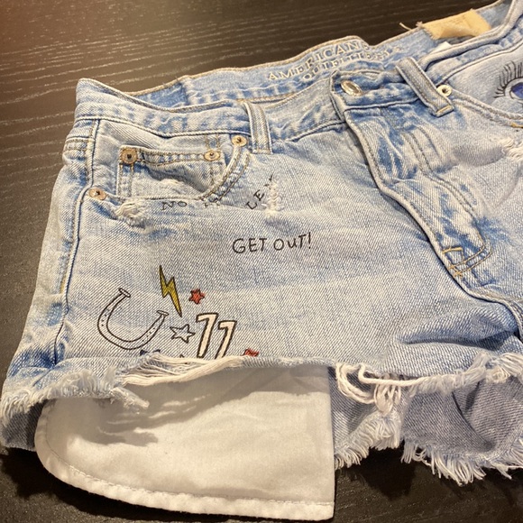 American Eagle Vintage Painted Distressed Denim Shorts; button fly; size 4 - Picture 3 of 11